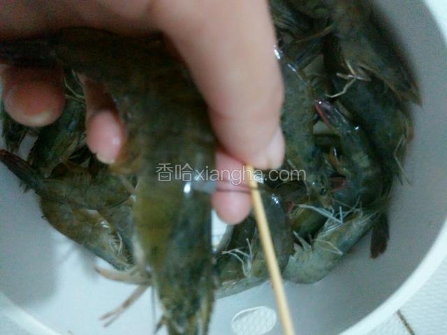 把虾洗干净，去虾线和须