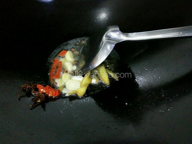 把辅料放下去爆炒，（葱不要下）