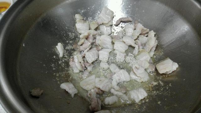 加入肉片翻炒至熟透，色微黄，捞起