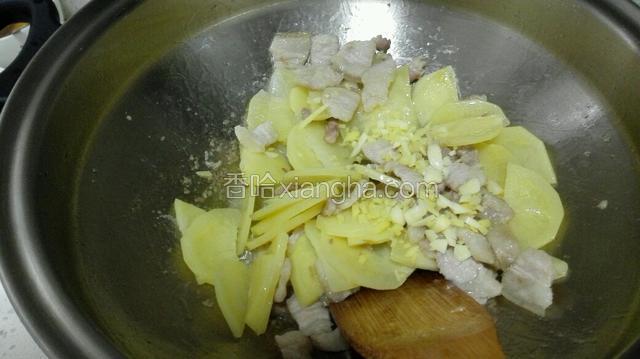 加入姜、蒜、肉片翻炒均匀