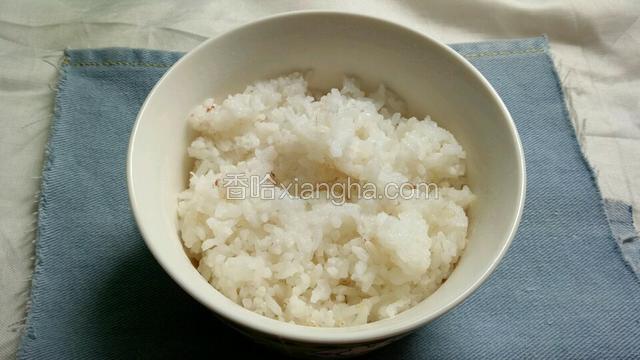 蒸好的米饭装碗。