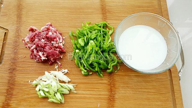 把猪肉、尖椒切细丝，葱切成葱花，调好一碗水淀粉备用。