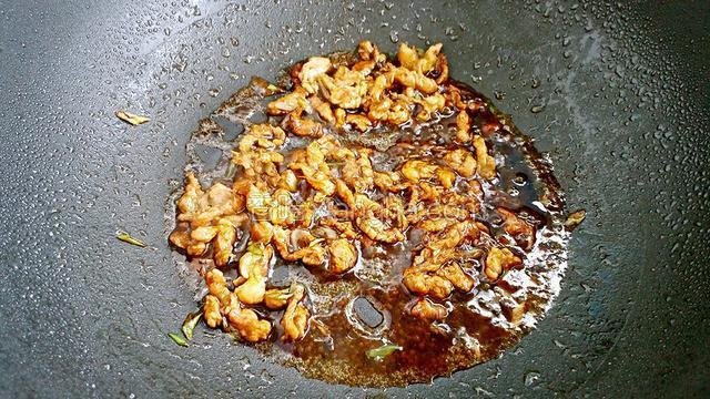 调入生抽、老抽、料酒翻炒上色。