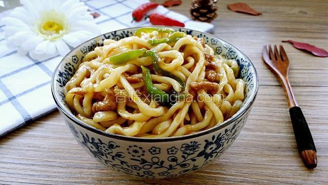 把卤汁倒入面条中拌匀即可食用。