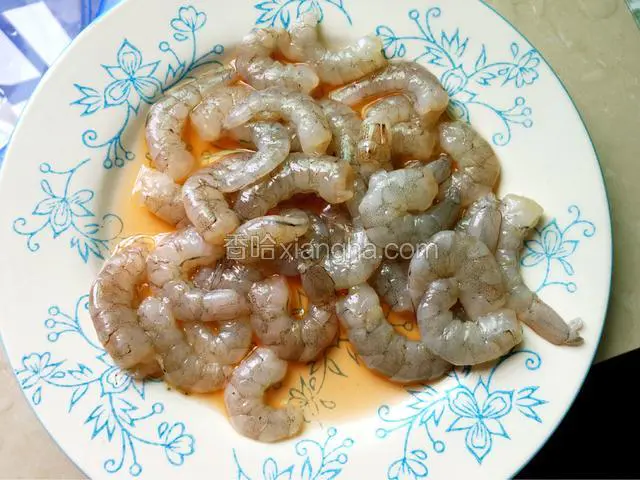 剥好的虾仁永料酒和盐腌制一会