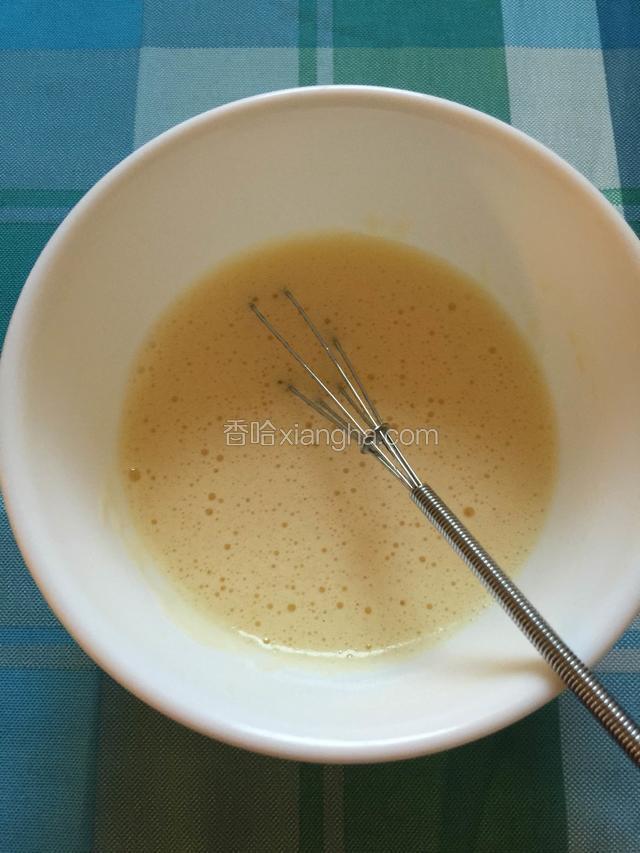蛋黄+黄油+柠檬汁+微量盐=搅打五分钟～