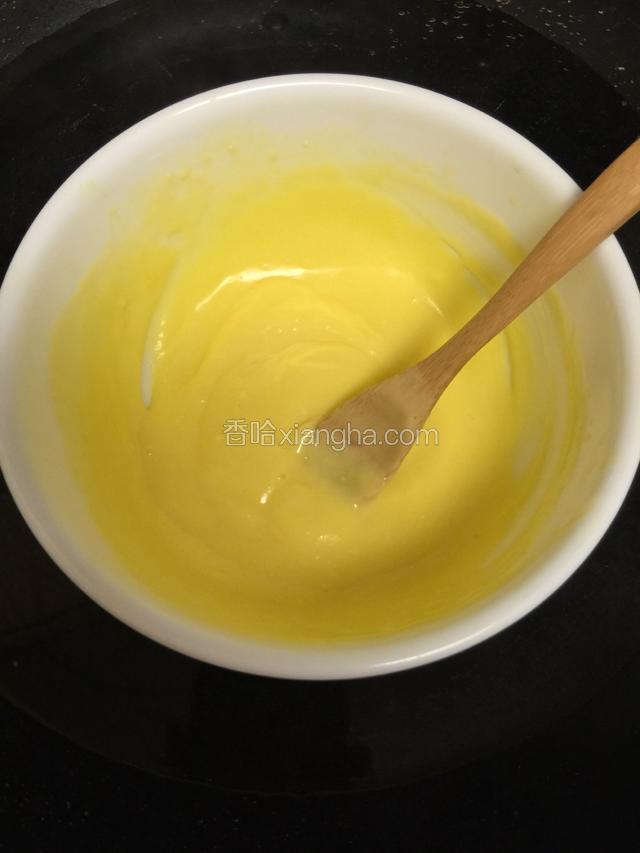 锅里水加热到温水状态，把蛋液碗放在温水上加温，继续搅打至粘稠状态～～水不能太热，小火煮。