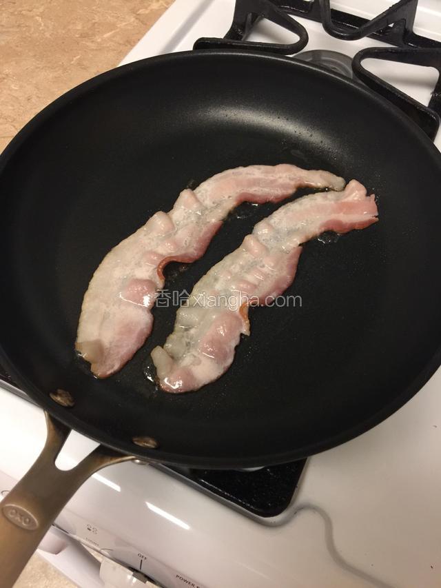 干煎培根，两面微黄收起待用，无需放油。培根自身很多油，再加油会很油腻，也不利健康。