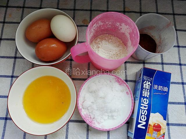 准备食材，粉类称重，鸡蛋提前从冰箱拿出回温备用，黄油隔温水或微波炉加热40秒化成液体备用