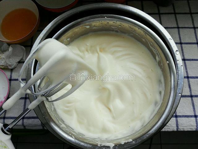 打发到画八字不会马上消失，拉起蛋抽不会马上滴落即可