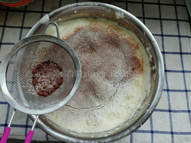 然后过筛低筋粉和可可粉，用刮刀翻拌均匀