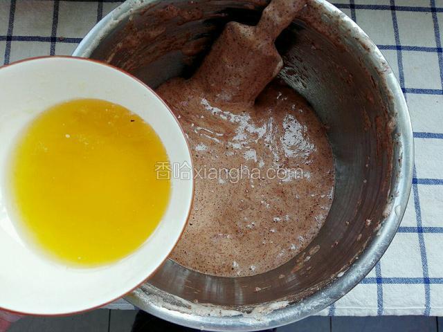 在倒入融化黄油液翻拌均匀