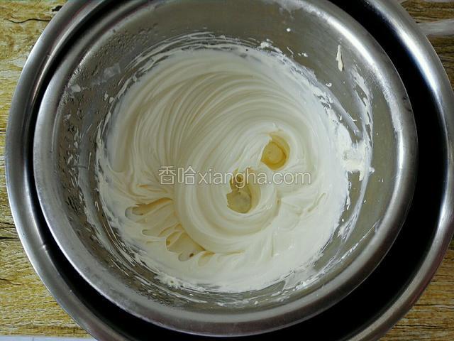 淡奶油加入10克糖，隔冰水低速打发至有清晰纹路，成尖角状即可