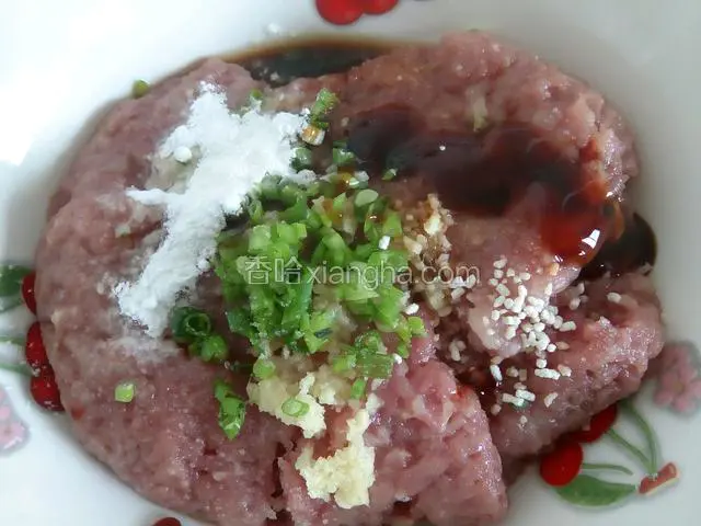 瘦肉剁碎加盐，料酒，生抽，耗油，鸡精，葱末，姜末，淀粉，油，胡椒粉，顺方向搅拌上劲