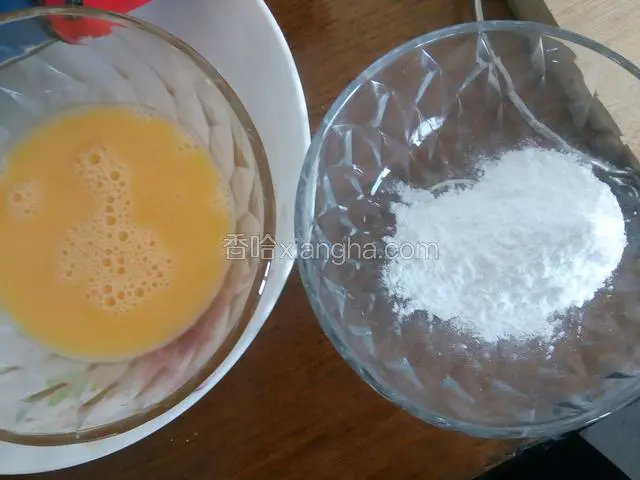 准备生粉，鸡蛋液，鸡蛋液里加入一点盐