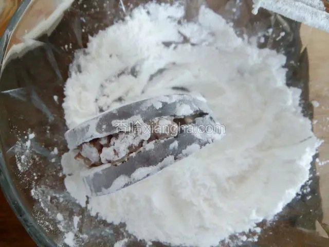 茄子裹满生粉