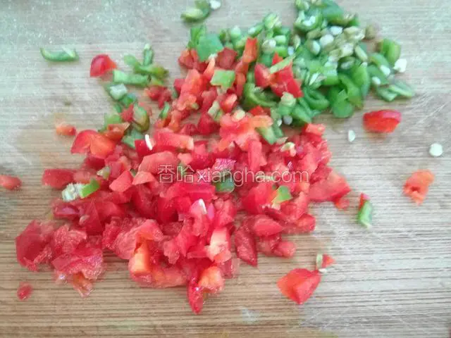 青辣椒，红辣椒，葱切丁
