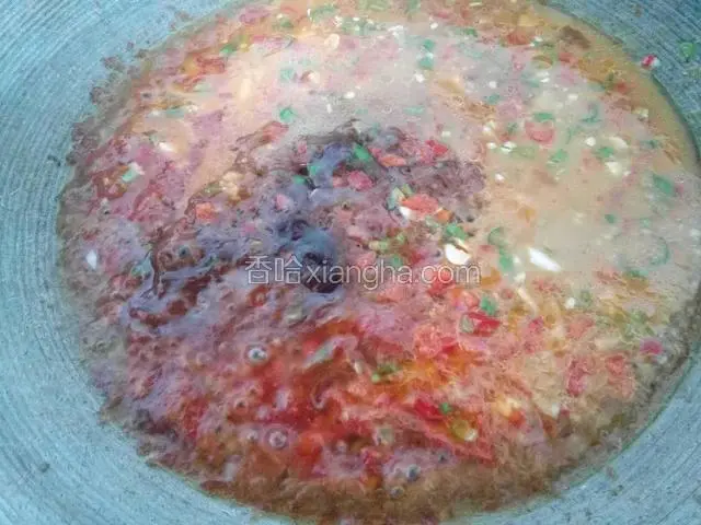 加清水适量，加水淀粉，盐，生抽，耗油，辣椒丁，姜蒜末，糖，小火烧开，收汁（可以加一点辣椒粉，我用的是杭椒，有辣味）