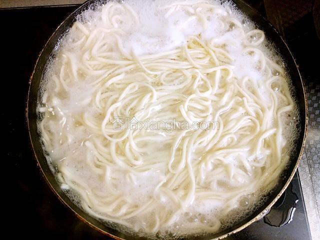 面条放入烧开的水中，煮沸