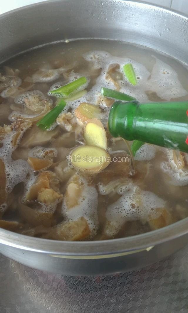 蹄筋加白酒2汤勺，放葱姜适量焯水，中小火煮五到八分钟除腥。多煮一会去腥和去一部分盐分