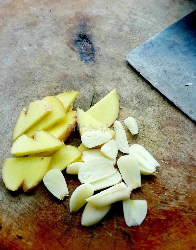 切少许蒜片和姜片，葱，姜，蒜，香菜比例大概为:4:1:1:1