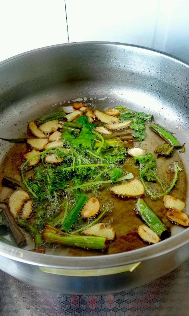 最后放入香菜，保持中火
