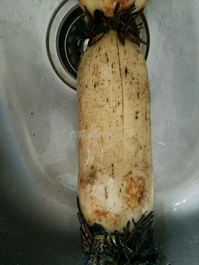 藕洗净，去皮。