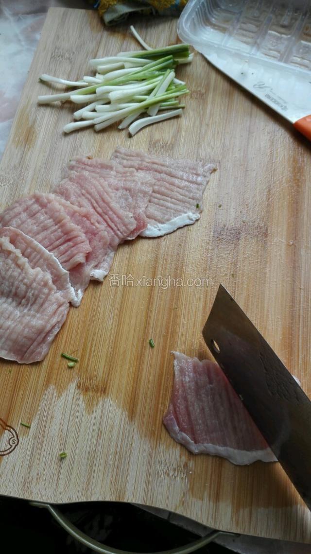 大排洗净，用刀背拍松肉质