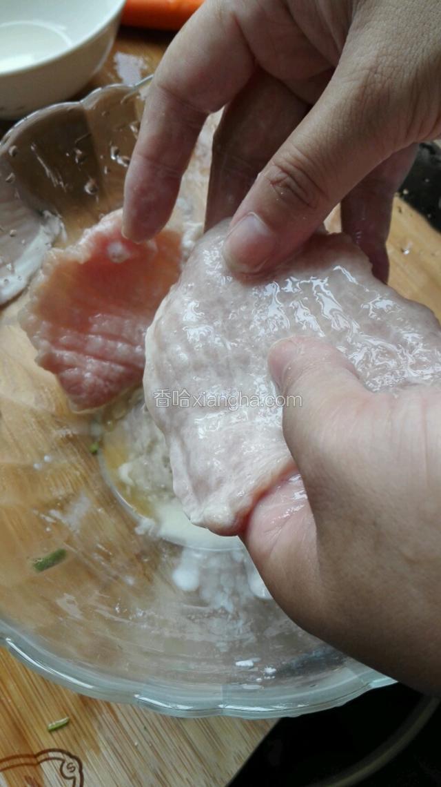 在处理好的大排两面均匀的抹上淀粉和蛋清