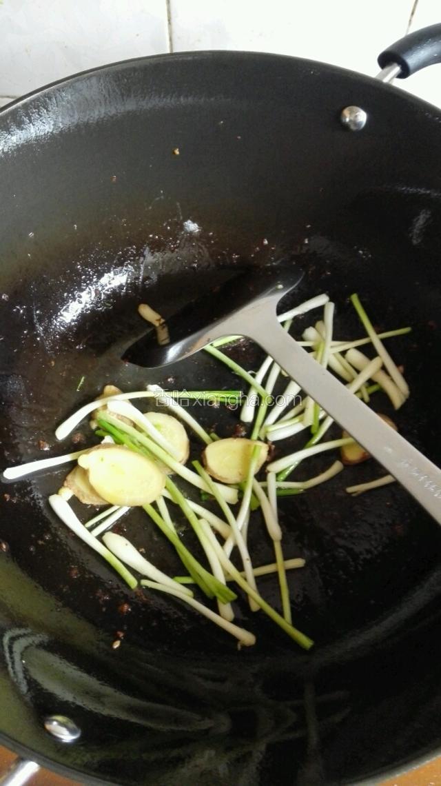 留少许炸大排的油在锅内，放入葱白姜片煸炒