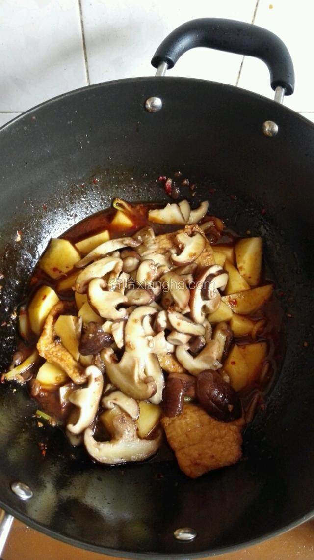 再加入香菇片翻炒入味