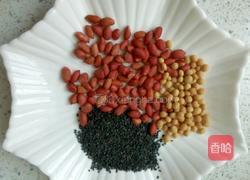 黑芝麻花生豆浆的做法图解1