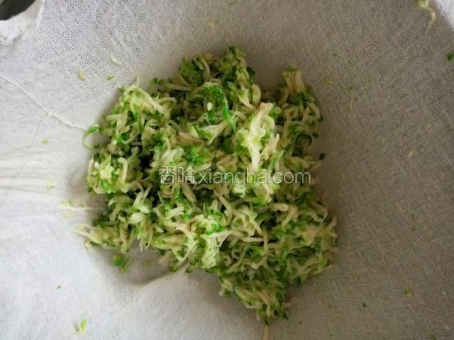 用纱布攥去多余水分