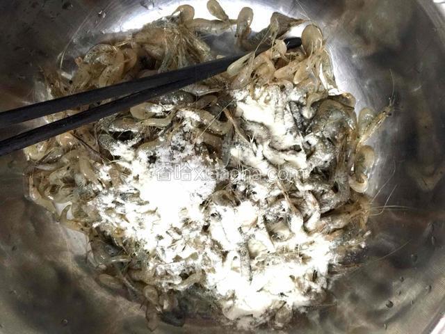 控干水后倒入盆中放入一小勺盐，撒入少许面粉拌匀