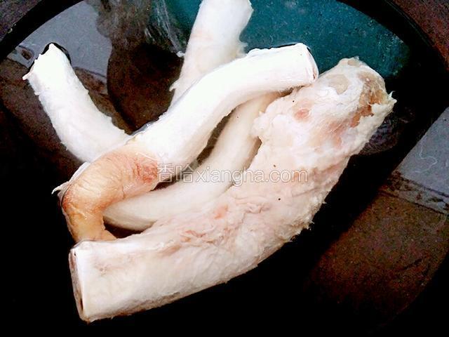 把牛鞭放锅内，加水没过牛鞭进行焯水，大火把水烧开，焯水十分钟