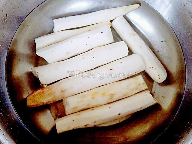 把山药去皮，放盆内加水浸泡，以免变色