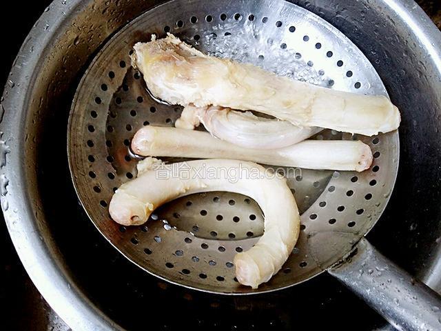 十分钟后，把锅内焯水的牛鞭捞出，用清水清洗干净