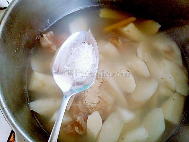 味精五克，搅匀出锅装碗，这道滋补汤就大功告成了