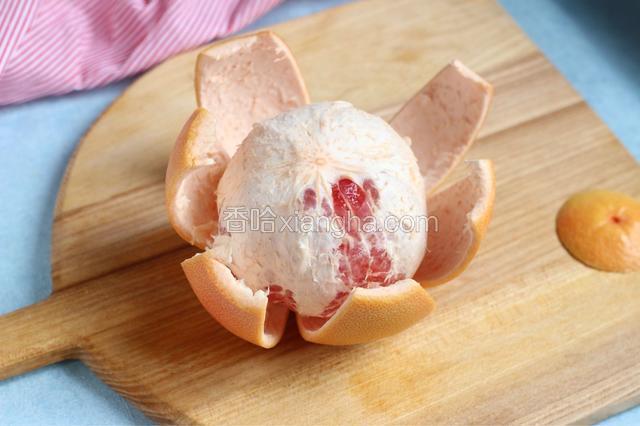 完整去掉了西柚外皮。