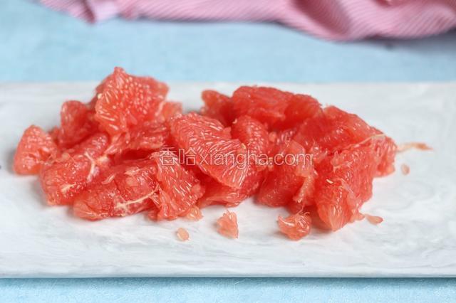 如果是瘦身西柚汁就稍剥去些白衣，直接放原汁机去榨吧！怕有苦味，做沙拉之类，就把白衣全部去除，只要红艳艳的果肉。