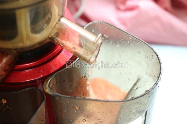 用原汁机榨出西柚汁，两个西柚可以榨一大杯。