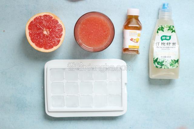 在一杯西柚汁中（240ml)加入二茶匙苹果醋、一茶匙蜂蜜，就调成了一杯瘦身西柚汁。最好在每天餐前喝一杯，一天三次，有很好的减肥消脂的作用。