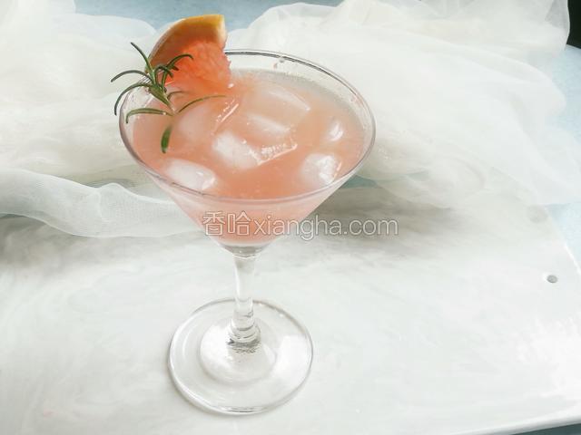 喜欢喝甜些的西柚汁，白衣最好全部去掉、半个西柚果肉加一汤匙蜂蜜加冰水或冰块也可调一杯。也可与菠萝、草莓等其它水果蔬菜混合搭配榨汁。