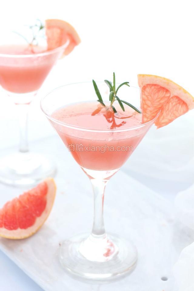 有情调地喝西柚汁吧！在杯口插上小片西柚，放上一枝迷迭香。迷人吧！