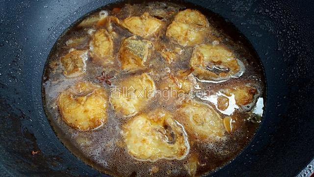 添入适量清水没过锅中食材。