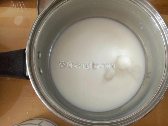 再用剩下的牛奶和糖混合