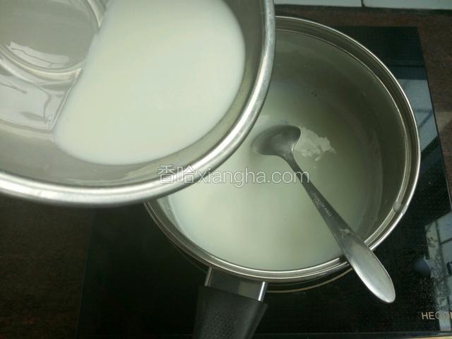 加入搅拌均匀的淀粉牛奶