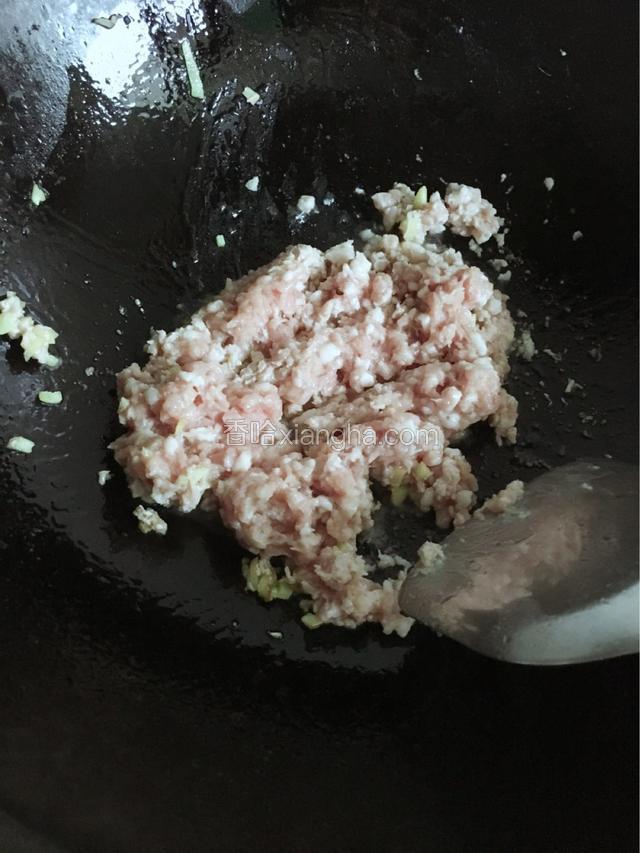 油锅煸香姜末炒肉糜，备用