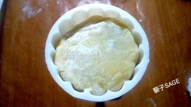 将裹好面粉的面团放入模具中，用手指轻柔均匀的按压，把面团压平压实。