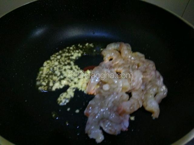 加入虾仁翻炒均匀